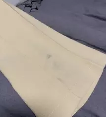 검정색도 같은 사이즈로 샀는데 베이지가 좀 더 끼는 느낌입니다. 허리는 남는데 허벅지