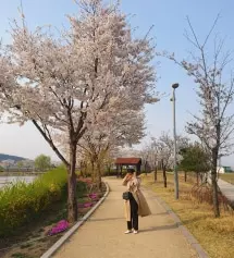 항상 인터넷 쇼핑몰에서 바지를 사면 작아서 실패하곤 했는데 밴딩이 들어가있어서 편하