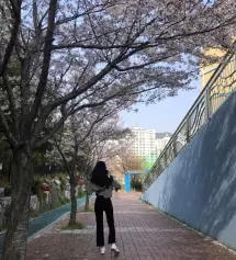 종아리랑 골반 밑과 힙에 살이 있는 마른편이구요 유난히 허리가 얇아서 맞는 바지가 없