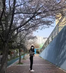 종아리랑 골반 밑과 힙에 살이 있는 마른편이구요 유난히 허리가 얇아서 맞는 바지가 없