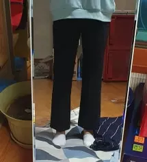 바지가 쫀쫀해요. 스판끼가 많아서 움직이기는 편하지만 무릎이 금방 나올 것 같아요. 