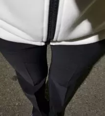 바지길이는 발등에 닿고 사이즈는 딱이예여! 골반이랑 엉덩이 작을까봐 라비로 했는데 