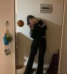 많이 많이 편해요 !! 사이즈도 잘 맞고 지금까지 입었던 슬랙스들 중 가장 저랑 잘 맞았