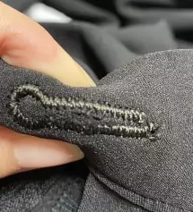 단추 구멍이 제대로 안 뚫린 채로 와서 직접 뚫었네요 검수만 제대로 하면 충분히 발견