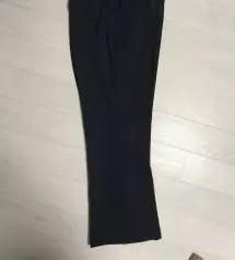 아래에 블랙이 사이드슬릿이고 위에 네이비가 이상품이에요.
