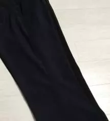 아래에 블랙이 사이드슬릿이고 위에 네이비가 이상품이에요.
