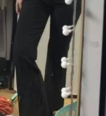 핏 진짜 너무예쁘고 완전 편해요 거의 입고 잘 수 있을정도 너무 만족해요 허리가 조금