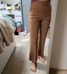 브릭핑크 갈색같이보이긴하는데 흔한색이아니라서 이뻐요 살짝 광택있구요 라인도 예쁘