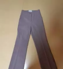 화면보단 더 베이지같은 색이에요!! 쫀쫀해서 좋네요 여름에 입기엔 더운 원단 같아요!