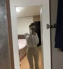 제 키는 168에 51키로인데 평을 많이 찾아보고 사이즈를 골랐는데 옷이 크다는 말이 너