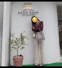 확실히 네이비랑 검정에 비해서는 부담스러워용 색도조금누런?,,편하니까 그냥입고 댕겨