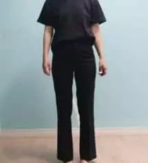 베이지 주문하고 핏이 맘에 들어서 블랙 주문했는데 블랙은 살짝  허벅지 쪽이 큰지 울