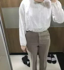 일단 색상이 너무 맘에 들어서 샀어요 모델이 입은 바지 색 그대로예요 소재는 쫀쫀해서