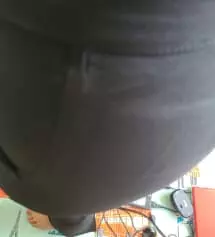 완전 짱 편해요 스판인데다가 밴딩인데다 배가 있는편이라 잠그고 숨 못쉴까 망설였는데