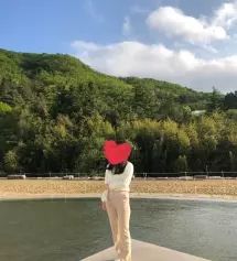 밝은 색상임에도 불구하고 하체 튼실한 저의 다리가 얇아 보여요 !!
