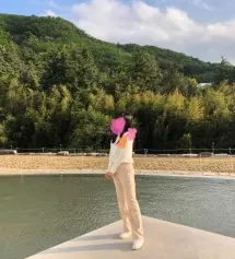 밝은 색상임에도 불구하고 하체 튼실한 저의 다리가 얇아 보여요 !!
