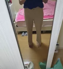 색상 정말 이쁜 연베이지 색이구 길이도 적당했어요. 처음에 M사이즈 주문했다가 밥 많