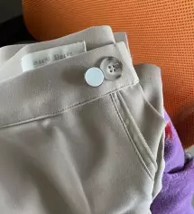 허리가 살짝 커서 핀으로 허리 줄여서 입고 있어요!! 핏은 진짜 최고로 이쁩니다 :) !!