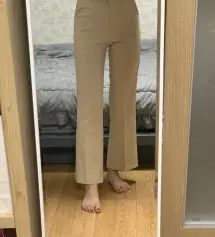 150 xs로 교환하고 입었더니 사이즈가 맞습니당 아주 편하고 예쁨미다 검은색도 구매하