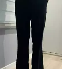 예쁜 슬랙스에요. 정말편하고 퀄리티도 졸아요. 너무이뻐서 다른색상도 살려고요.