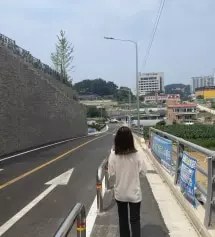 길이가 예쁘게 긴 기장인 것 같아요 신발 신었을 때 살짝 덮어서 예뻐요 무엇보다 허리