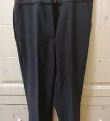 핏이 정말 예뻐요. 날씬해보이고 다리도 길어보이네요.
