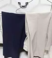 매번 기본적인 검은 색이나 베이지 사입다가 너무 편하고 슬렉스 핏도 이뻐서 네이비도