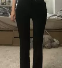 기장도 딱이고 허리도 안뜨고 질도 좋아요 색깔별로 사야겠어요 핏이 되게 예쁘게 떨어