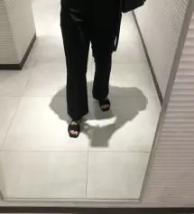 엉덩이보다 허리가 얇은 체형인데 엉덩이는 부담스럽지 않게 잘맞아요  허리는 조금 큰