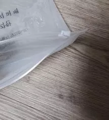 배송도착하고 바로 기분좋게 뜯어봤는데 바지 들어있는 팩 지퍼가 부러져있었어요. 그래