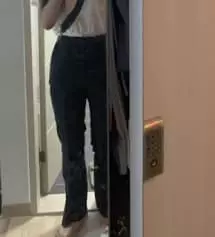 허리가 얇은 편이라 허리는 컸구요. 엉덩이나 허벅지는 안끼고 길이도 괜찮았어요.