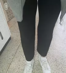 사진이 조금 이상하게 나왔네요ㅠ 실제로는 삐뚤지 않아요! 항상 날씬해보이는 슬랙스 