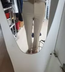 생각했던 거 보다 조금 타이트한 사이즈의 바지가 왓어요. 검정이랑 좀 다른거 같아요.