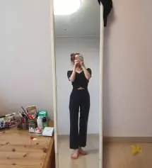 바지가 넘 쫀쫀하고 허리가 밴딩이라 들뜸없이 넘 예뻐요.. 좀더 부츠컷일 줄 알았지만