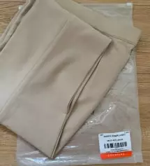 똑같은 바지로 검은색 샀었는데, 베이지가 아주 살짝 작은 거 같아요ㅠㅠ 검은색은 살짝