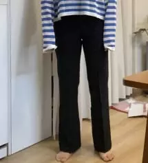 적당히 톡톡한 두께라 여러 계절에 입을 수 있을것 같아요~
