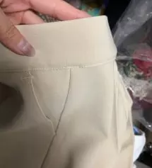 생각보다 재질이 일반 슬랙스 찰랑한 재질이 아니고 두껍고 약간 도톰한 티셔츠?같은 늘