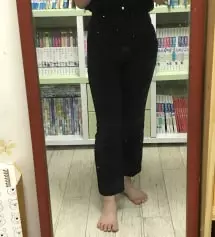 하이웨스트라서 다리가 엄청나게 길어보이구요!! 핏이 엄청납니다 진짜ㅜ 제가 허벅지 