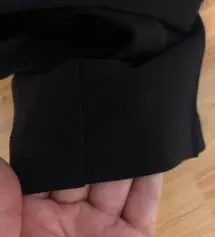 한여름에 입기에는 너무 덥고 봄이나 가을에 잘 입을 것 같아요. 신축성 좋아서 착용감