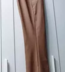 색상이 독특해서 사고 싶었어요. 신축성이 좋아 편하기도 해요. 속옷라인이 비쳐서 속옷