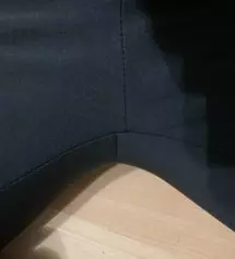 바지 가랭이 부위가 바느질?이 안 맞네요..
