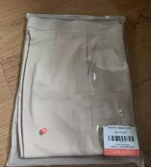 배송은 이틀 걸렸어요 ! 주문 하자 마자 당일 날 바로 발송 됐더라고요 슬랙스는 예전에