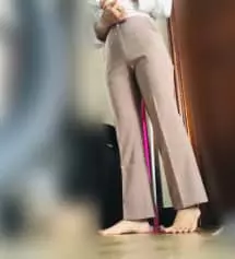 타사 슬랙스 s사이즈는 허리부터 골반까지 딱 잡아줬는데 이 제품은 집아주지는 않고 편