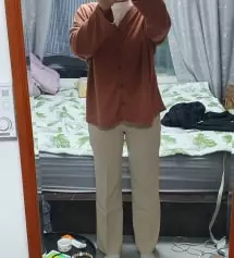 예쁜 크림색이에요! 스판도 짱짱하고 잘 늘어나서 좋아요! 밝은색이라서 속옷라인이 조