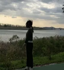 우선 입어보자마자 너무 마음에 들었어요! 다리 라인이 예뻐보여서 좋았어용ㅎㅎ 스판도