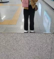 허리가 좀 커서 단추를 앞으로 땡겨서 달았더니 잘 맞아요 그리고 전체적으로 신축성이