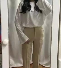 밝은 색 슬렉스를 갖고 싶어서 주문하게 됐는데 사진 그대로의 핏이여서 너무 만족하고