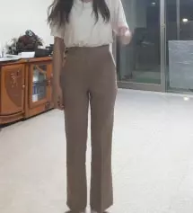 다 예쁜데 한 가지 아쉬운 게 바지 잘 보면 주머니 마감이 애매함. 툭 튀어나와 있어서