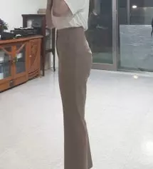 다 예쁜데 한 가지 아쉬운 게 바지 잘 보면 주머니 마감이 애매함. 툭 튀어나와 있어서