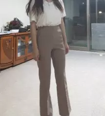 다 예쁜데 한 가지 아쉬운 게 바지 잘 보면 주머니 마감이 애매함. 툭 튀어나와 있어서